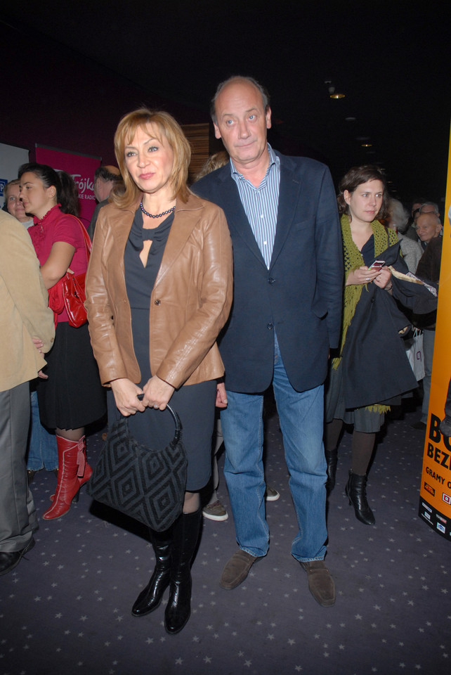Dariusz Szpakowski z żoną na premierze w teatrze w 2008 r.