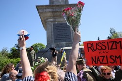 Billboardy przed Cmentarzem-Mauzoleum żołnierzy radzieckich. Przygotował je MSZ