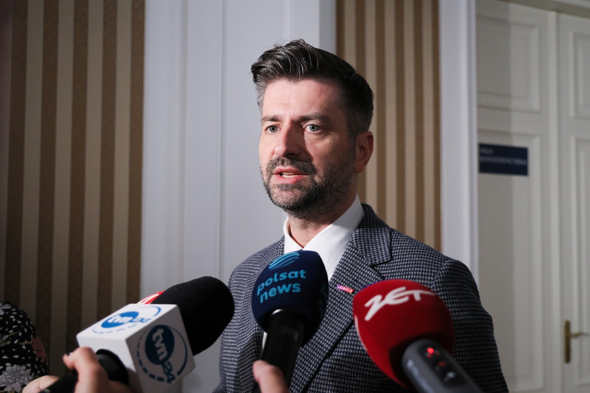 Wiceminister sprawiedliwości Krzysztof Śmiszek podczas wypowiedzi dla mediów dot. spraw bieżących w Ministerstwie Sprawiedliwości w Warszawie