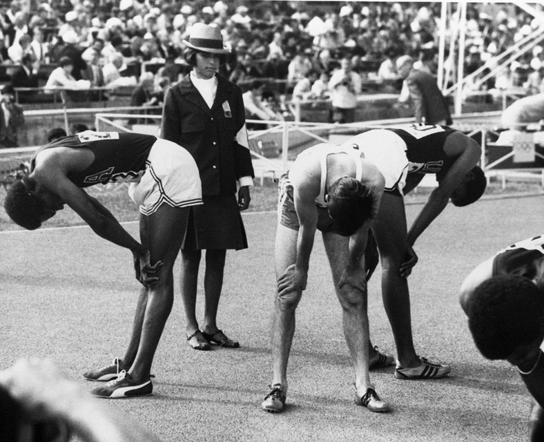 Andrzej Badeński (w środku) po biegu na 400 m podczas IO 1968