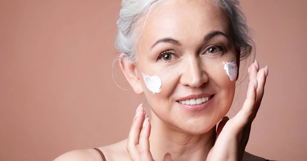 Czego żałują kobiety 55+? Ta jedna rzecz uratowałaby ich cerę