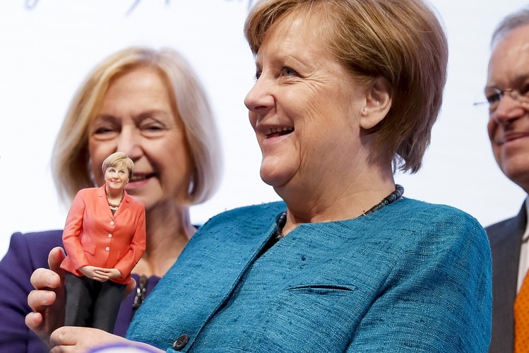Angela Merkel z laleczką wydrukowaną w drukarce 3D