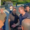 Aleksandar Vučić dočekuje građane ispred porodične kuće
