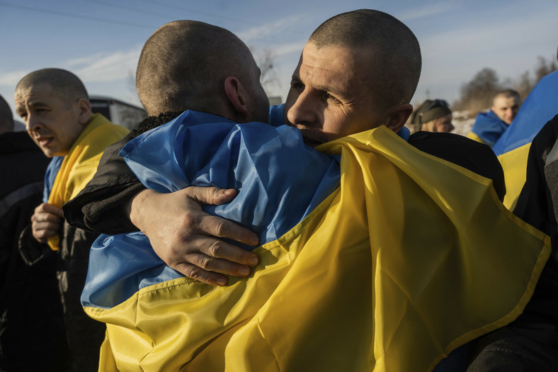 Ukraińscy jeńcy wojenni po wymianie więźniów na granicy ukraińsko-rosyjskiej, 31 stycznia 2024 r.