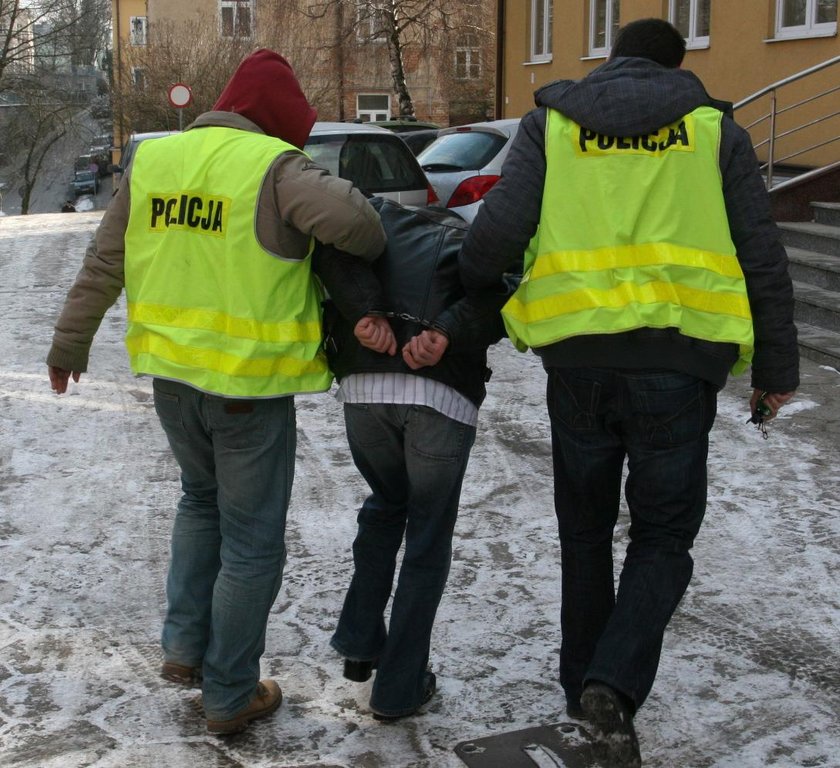 Skatował na śmierć kolegę. Wcześniej wyrzucił przez balkon kobietę