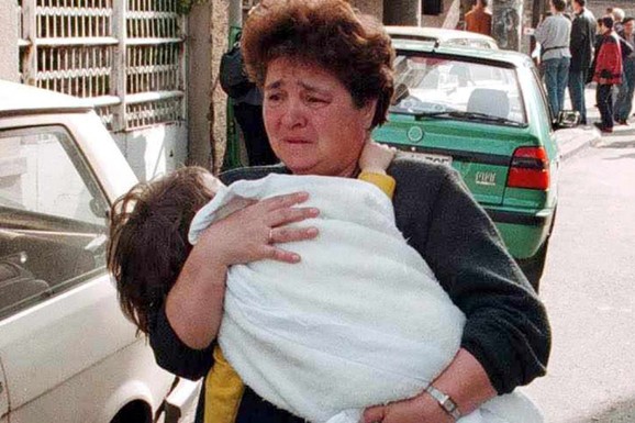 "Sama sa mamom. Otac je umro mesec dana pre. Sabijena uz štok od vrata, majka me grli, tresem se kao prut": Srbi se prisetili prvih sati bombardovanja '99. godine