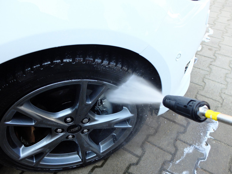 W większości gmin auta można myć tylko na miejscach ze szczelnym podłożem i odpowiednim odprowadzeniem ścieków. 
