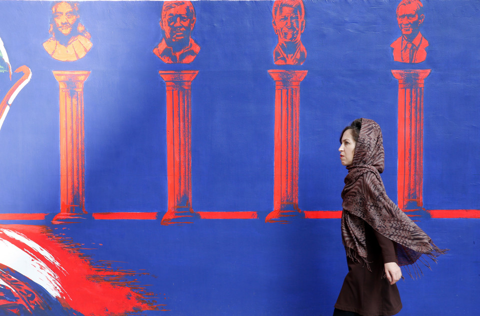 Nowe antyamerykańskie murale na ścianach byłej ambasady USA w Teheranie