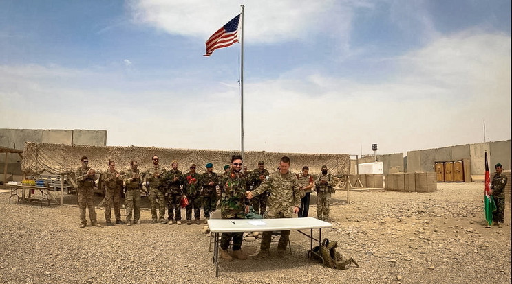 Az afgán védelmi minisztérium által 2021. május 3-án közreadott képen egy amerikai (j) és egy afgán katona kezet fog az Antonik támaszpont átadásán május 2-án. Joe Biden amerikai elnök április közepén jelentette be, hogy a NATO országaival közösen kivonulnak Afganisztánból a New York- i terrortámadás huszadik évfordulójáig, szeptember 11-ig.MTI/EPA/Afgán védelmi minisztérium