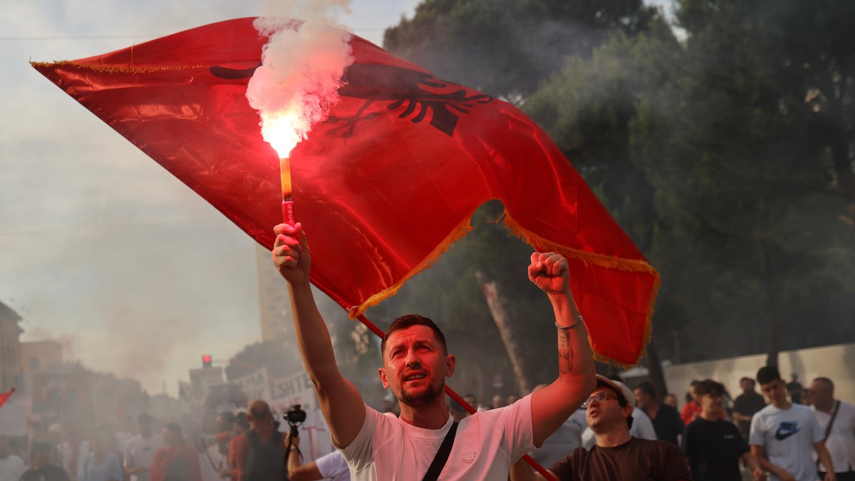 Protest u Tirani zbog izgradnje odmarališta u zaštićenom području 6. juna