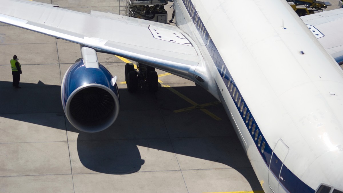 Mężczyźni zostali aresztowani po tym, jak pokładzie Airbusa 319 lecącego z Lublany do Londynu rozmawiali o bombach i ładunkach wybuchowych. Pilot zdecydował się lądowanie w Kolonii.