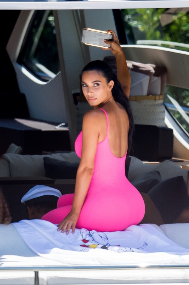 Kim Kardashian w różu na łodzi