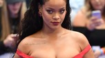 Rihanna w długiej, czerwonej sukni z dekoltem na promocji filmu "Valerian i miasto tysiąca planet"