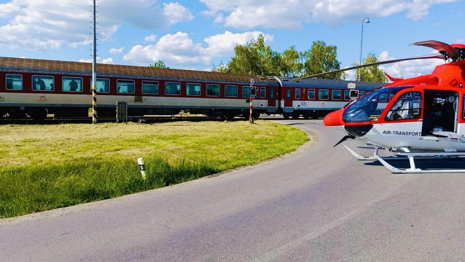 Pri kolízii vlaku s osobným autom pri Bošanoch sa zranilo päť ľudí. 