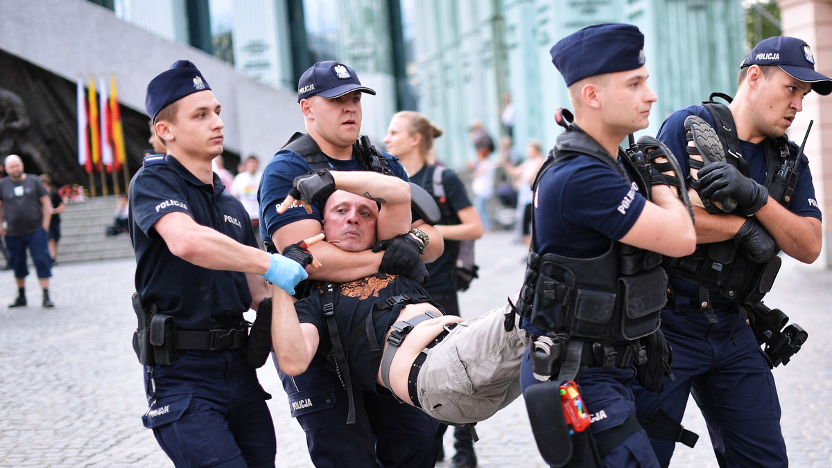 Powstanie Warszawskie. Protest na trasie marszu. Interwencja policji