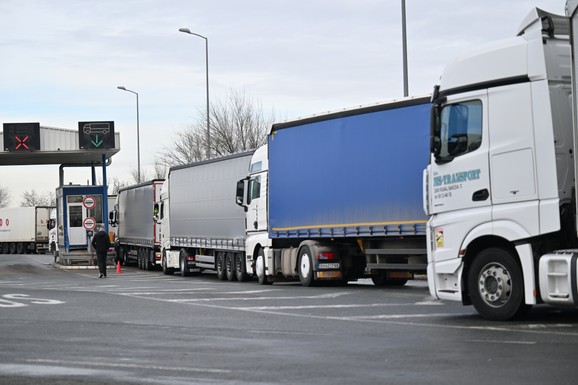 DRAMA SRPSKIH VOZAČA U EU! Kamiondžije opet hapse i deportuju, transportu na Balkanu preti totalni kolaps (VIDEO)
