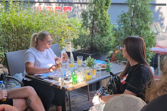 MILJANA I MARIJA KULIĆ ZAJEDNO "KUPUJU IGRAČKE ZA ODRASLE" Majka i ćerka šokirale javnost šopingom