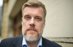 'Czas grzecznej Lewicy się skończył'. Zandberg chce walnąć mocno pięścią w rządowy stół