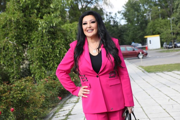 ZEKA VISOK JEDAN METAR I KERAMIČKA JAJA Dragana Mirković je ovako dekorisala dom: Svaki kutak priča svoju priču (FOTO)