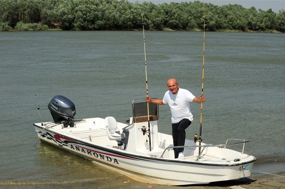 Šaban Šaulić na svom imanju u Krčedinu