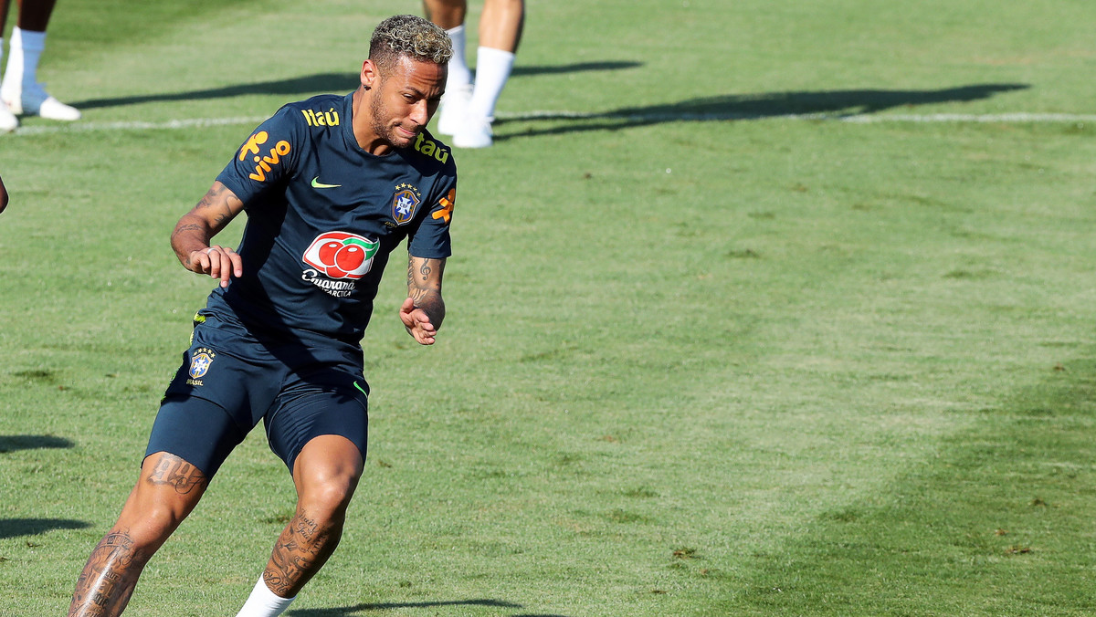 Ojciec Brazylijczyka Neymara prosi przyjaciół, by przestali krytykować jego syna w internecie za występy w pierwszych meczach piłkarskich mistrzostw świata. - Chłopaki, uspokójcie grę na portalach społecznościowych - napisał. Zaapelował też o pozytywną motywację.