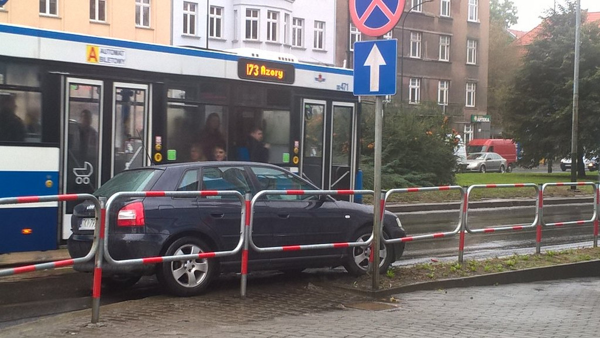 Autobus miejskiej komunikacji zderzył się z samochodem osobowym. Do zderzenia doszło na skrzyżowaniu al. Krasińskiego z ulicą Kościuszki. Nikomu nic się nie stało.