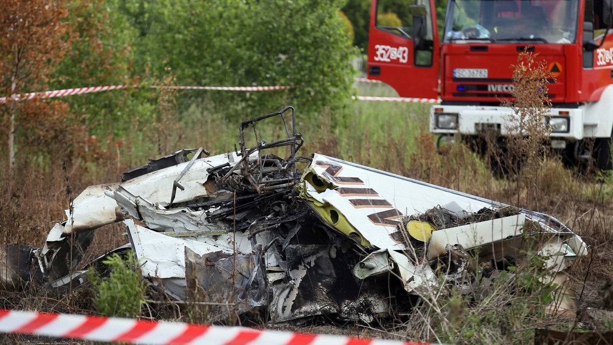 Co najmniej do końca lipca prokuratorzy zajmujący się katastrofą samolotu pod Częstochową będą analizowali zebrany materiał, na podstawie czego zdecydują o dalszym śledztwie. Niezależnie od tego eksperci przebadają wymontowane z wraku silniki i elektronikę.