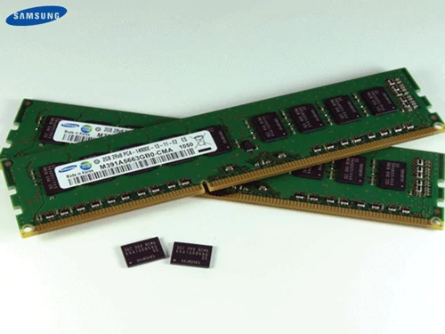 Pierwsze moduły DDR4   Pierwsze moduły DDR4 zostały zaprezentowane przez firmę Samsung na początku stycznia 2011 roku. Kości zostały wyprodukowane w procesie technologicznym 30 nm i pracują z napięciem 1,2 V, a więc założonym przez wstępne wytyczne organizacji JEDEC. Moduły o rozmiarze 2 GB pracują z częstotliwością 2133 MHz i oferują wsparcie dla technologii POD. Oczywiście nie można ich jeszcze kupić. Ciekawostką jest, że pierwsze w historii moduły DDR, DDR2 oraz DDR3 również zostały stworzone przez koreańskiego Samsunga, odpowiednio w 1997, 2001 i 2005 roku.