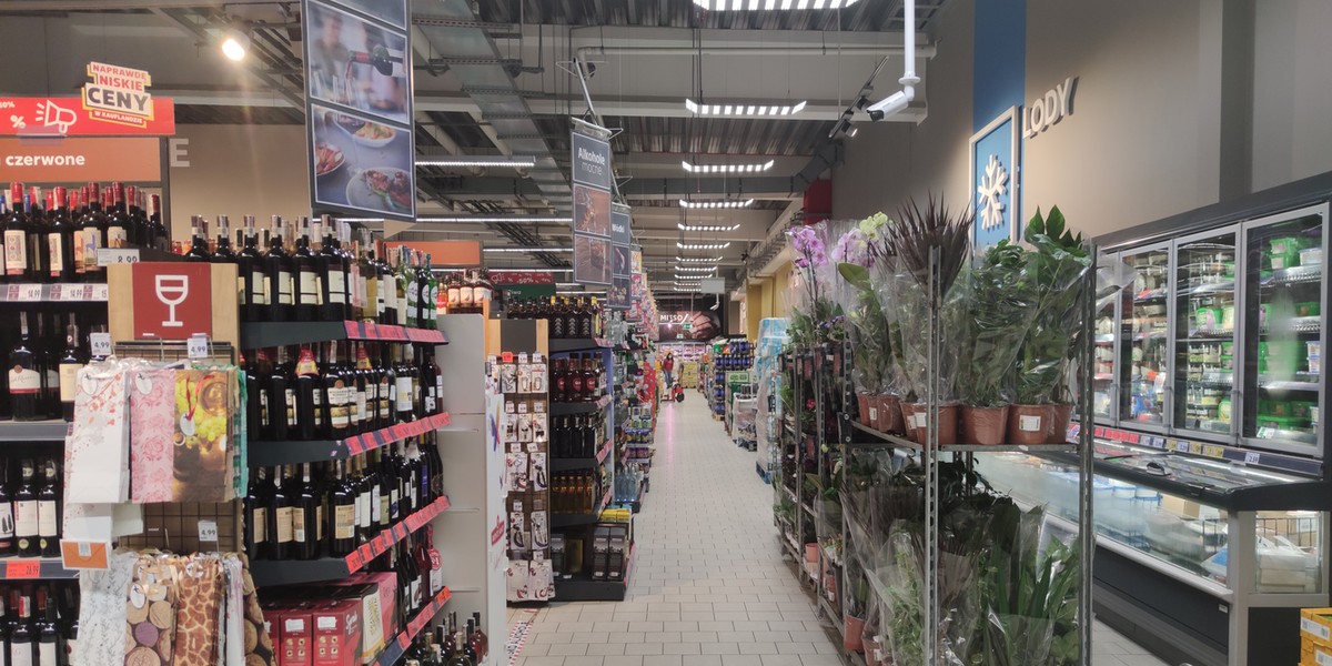 Zakupy w supermarketach są coraz droższe. Można jednak oszczędzić, wybierając się do dyskontu.