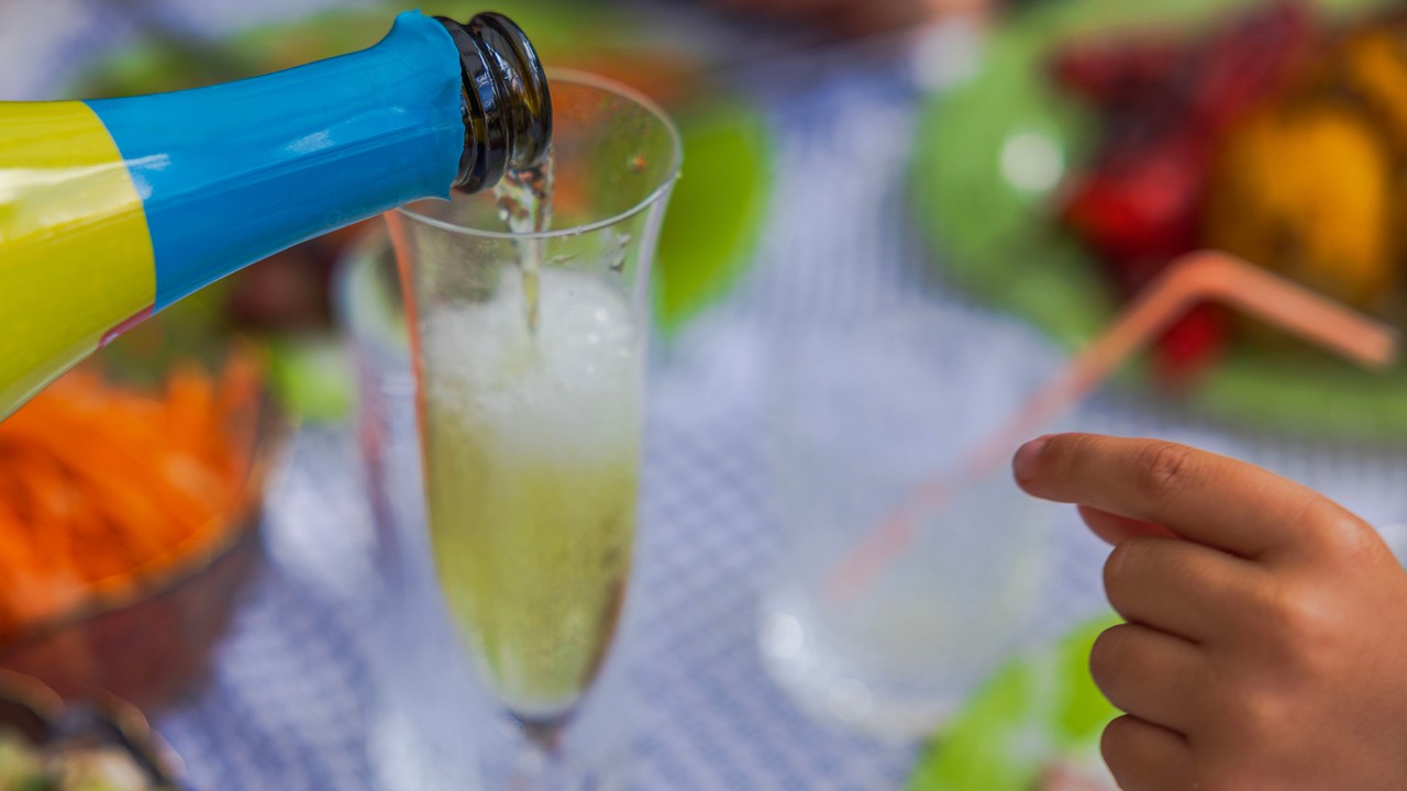 Kultura picia nie daje za wygraną. Ekspertka załamuje ręce. "Nie ma ilości o niskim ryzyku". Rodzice nie są bez winy