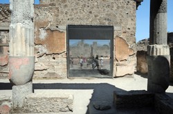 Nielegalna przejażdżka turysty skuterem po Pompejach. Interweniowali karabinierzy