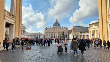 Watykan przyjmie tysiące wiernych. Ciało Benedykta XVI wystawione w bazylice