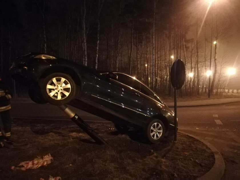 Wypadek na rondzie Łódzkich Motocyklistów. Mercedes skosił latarnię