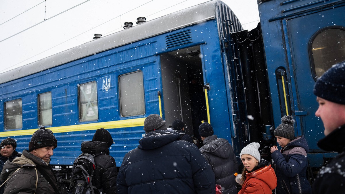 Ukraińscy cywile ewakuowani koleją z miejsc walk w pobliżu Bachmutu. 18 lutego 2023 r.