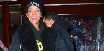 Rihanna z torebką w kształcie butelki Chanel No. 5