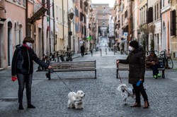 Epidemia koronawirusa. 40 proc. mieszkańcow Lombardii nadal wychodzi z domu