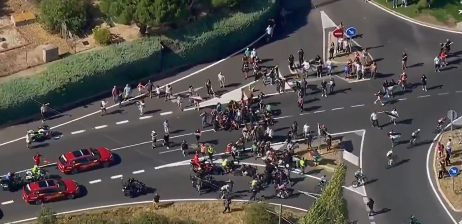 Manifestantes intentan cortar Vuelta: Ciclistas esquivan bloqueo