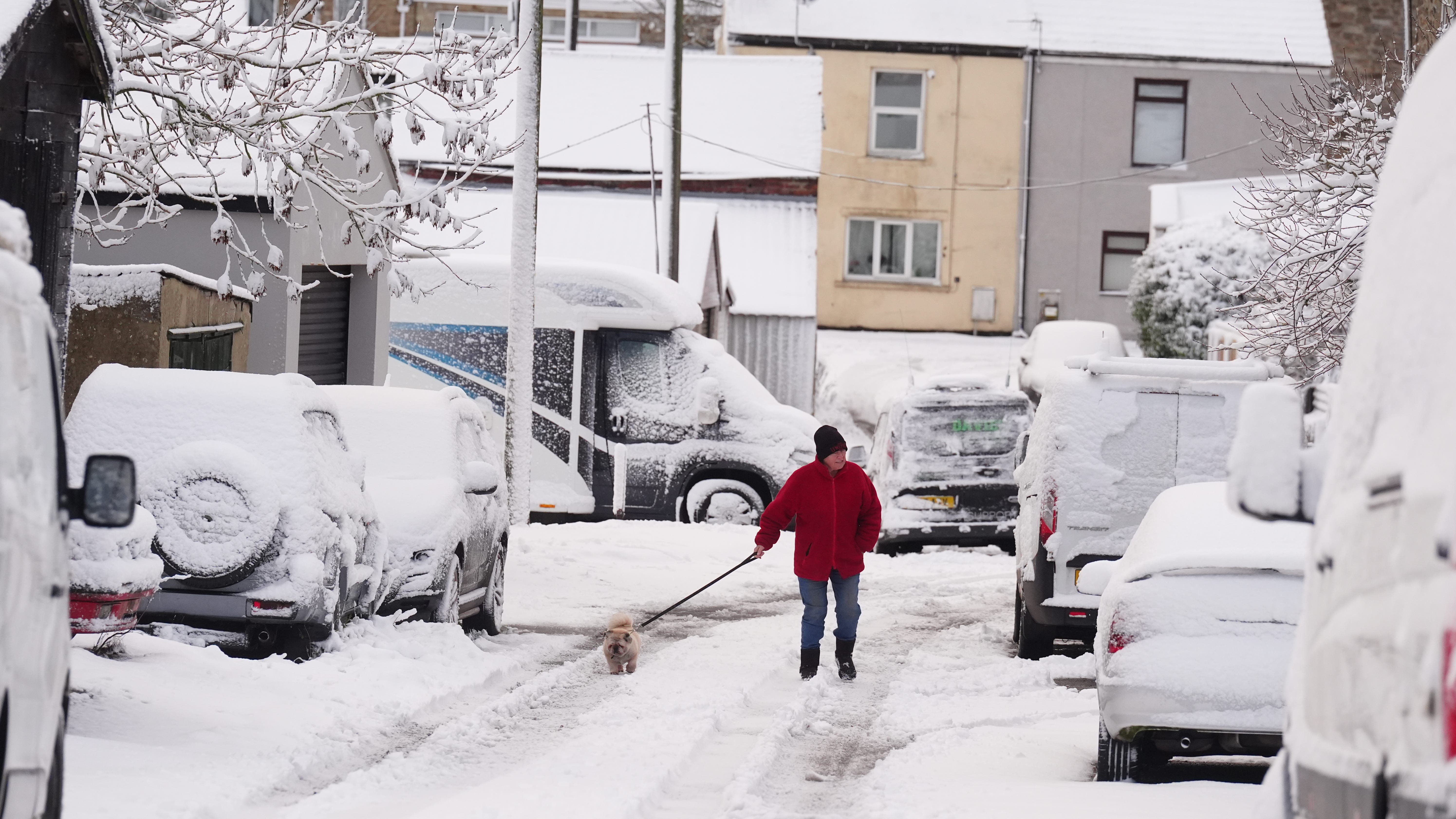 UK snow: First flakes hit London as Yorkshire faces 25 cm amber alert