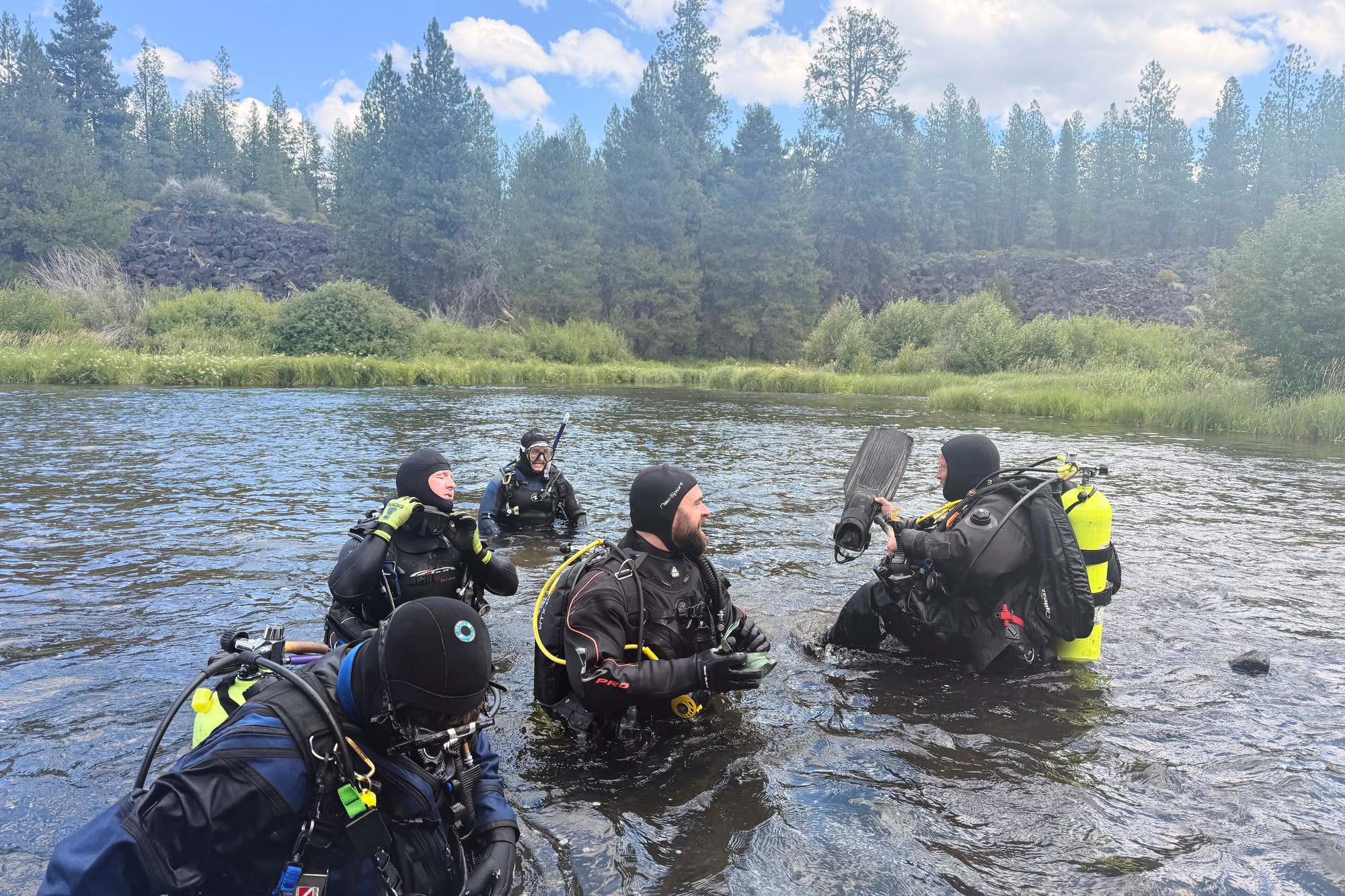 V americkom štáte Oregon rieka Deschutes zmietla v blízkosti vodopádu Dillon Falls skupinu šiestich ľudí.