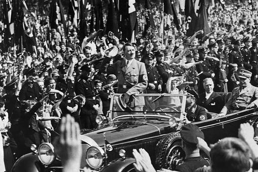 Adolf Hitler wśród wiwatującego na jego cześć tłumu, Berlin, 1933 r.