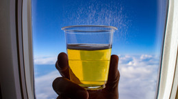 Co się dzieje, gdy pijesz alkohol w samolocie? Prosta droga do kaca-giganta