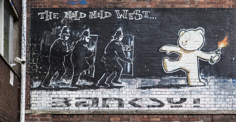 Mural "Mild Mild West" Banksy'ego w Bristolu