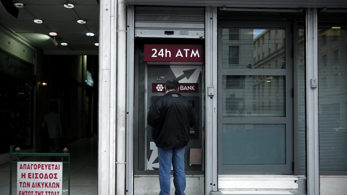 Cypryjski bank centralny nałożył w środę serię ograniczeń, m.in. na wysokość przelewów i ilość gotówki wywożonej z kraju, aby uniknąć odpływu kapitału w chwili ponownego otwarcia banków w czwartek - informują greckie i cypryjskie gazety.