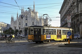 W proteście przeciwko wysokim cenom wynajmu, w Mediolanie studenci śpią w namiotach