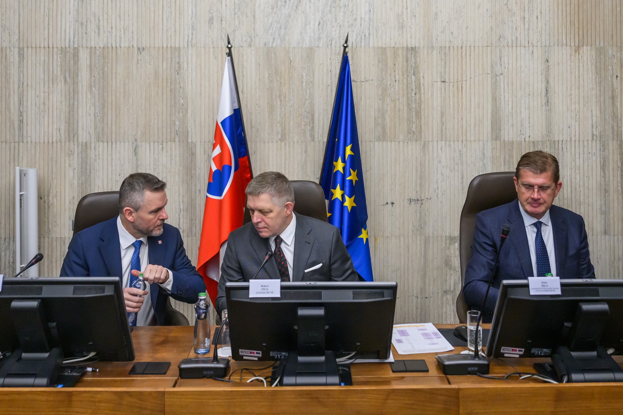 Mimoriadne zasadnutie Bezpečnostnej rady SR- prezident Peter Pellegrini, predseda vlády Robert Fico (Smer-SD), podpredseda NR SR poverený jej vedením Peter Žiga.
