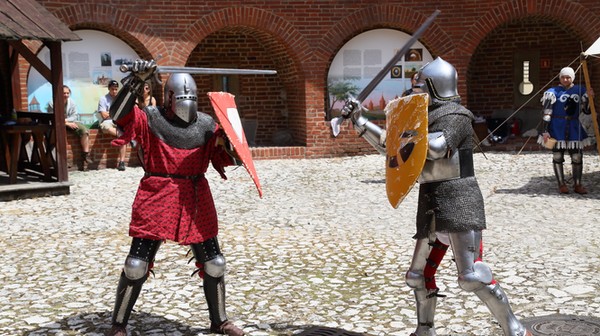 Walki rycerskie zawsze przyciągają wielu widzów - jak przed wiekami 