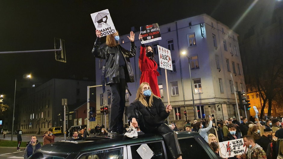 Protest kobiet przed siedzibą PiS na Nowogrodzkiej