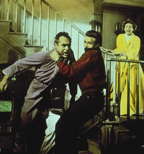 Ann Doran, James Dean i Jim Backus w filmie 'Buntownik bez powodu'