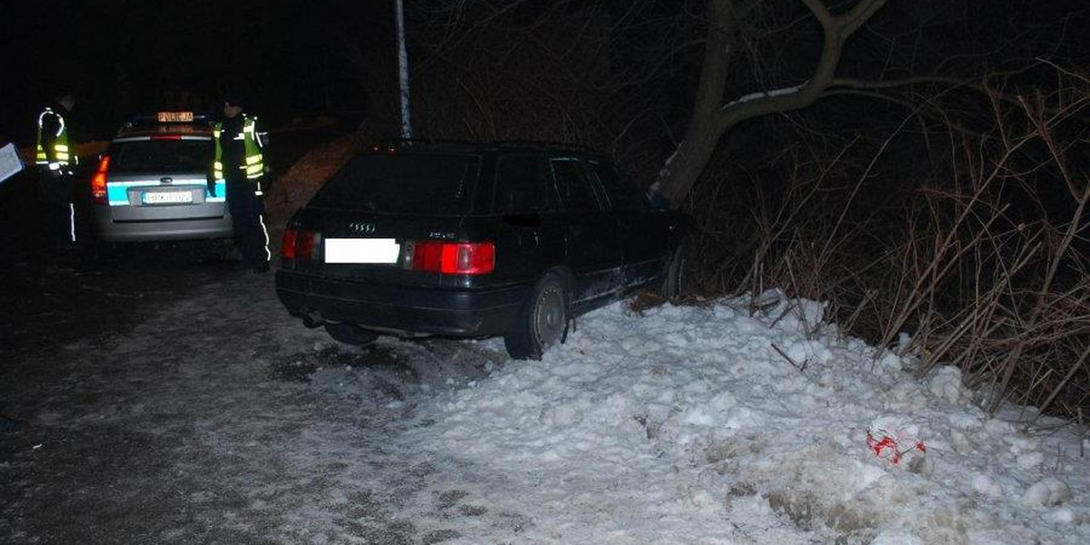 Rabuś utknął autem w śnieżnej zaspie