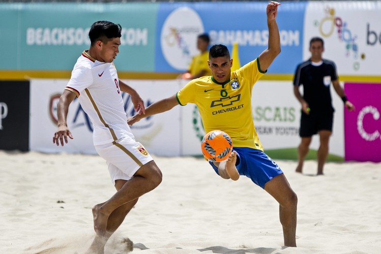 Na plaży, na plaży fajnie jest! Podczas 'Beach Soccer Mundialito' gra się bardzo efektownie